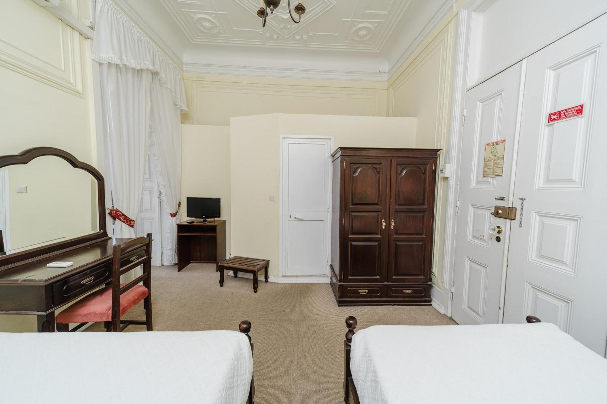 Pensao Londres Hotel Lisbon Exterior photo